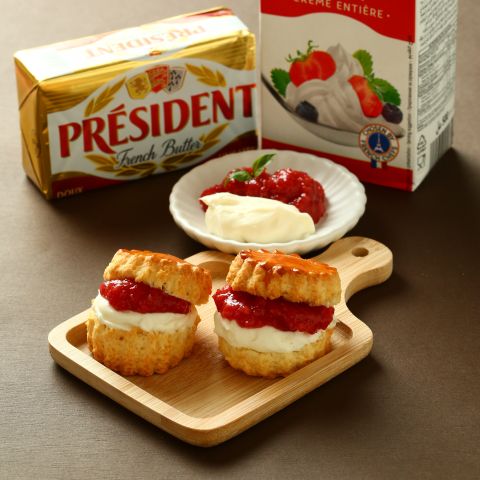 英式鬆餅配紅莓果醬